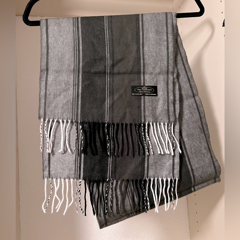 NWOT 100% Cashmere Plaid Gray scarf